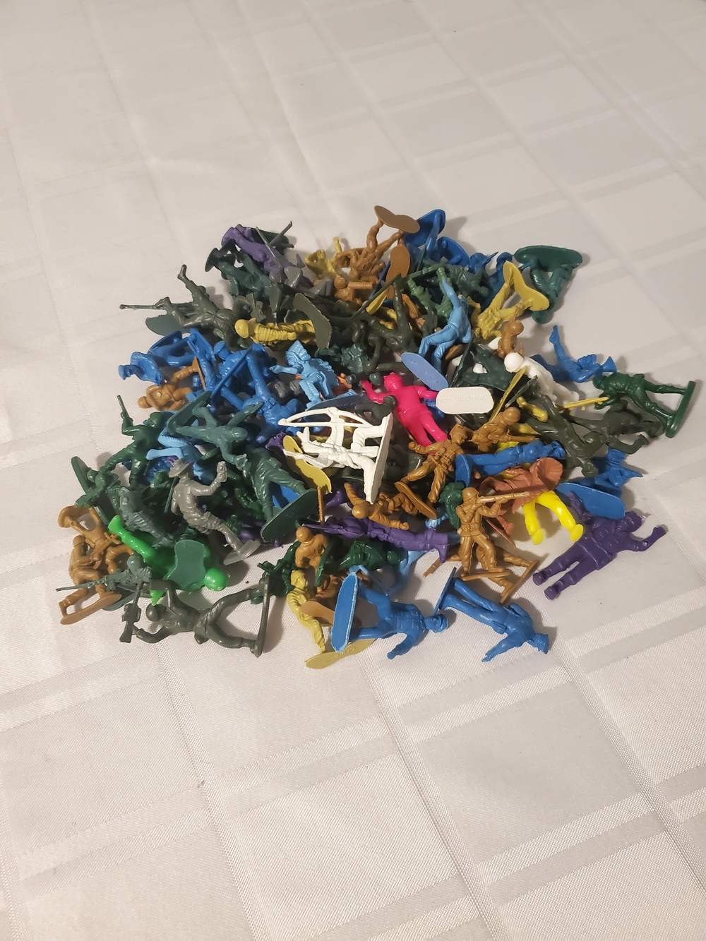 Toy Army Soldiers in Assorted Colours - Bundle of 100